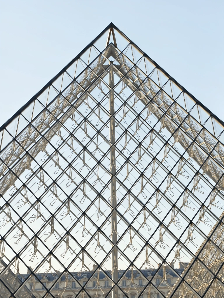Detail der Louvre Pyramide