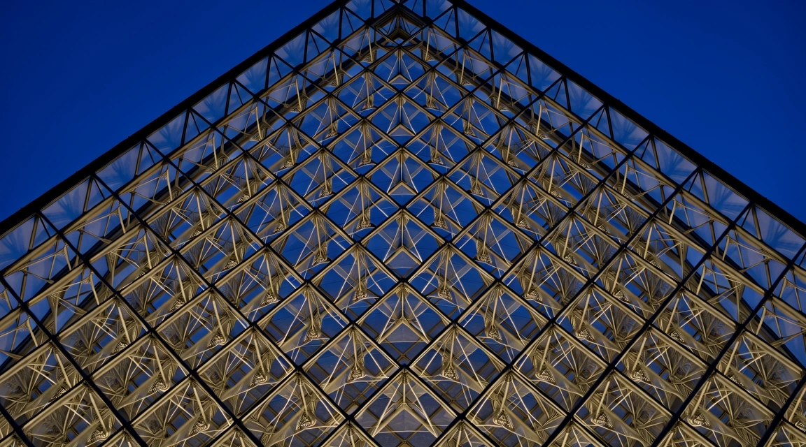 Detail der Louvre Pyramide